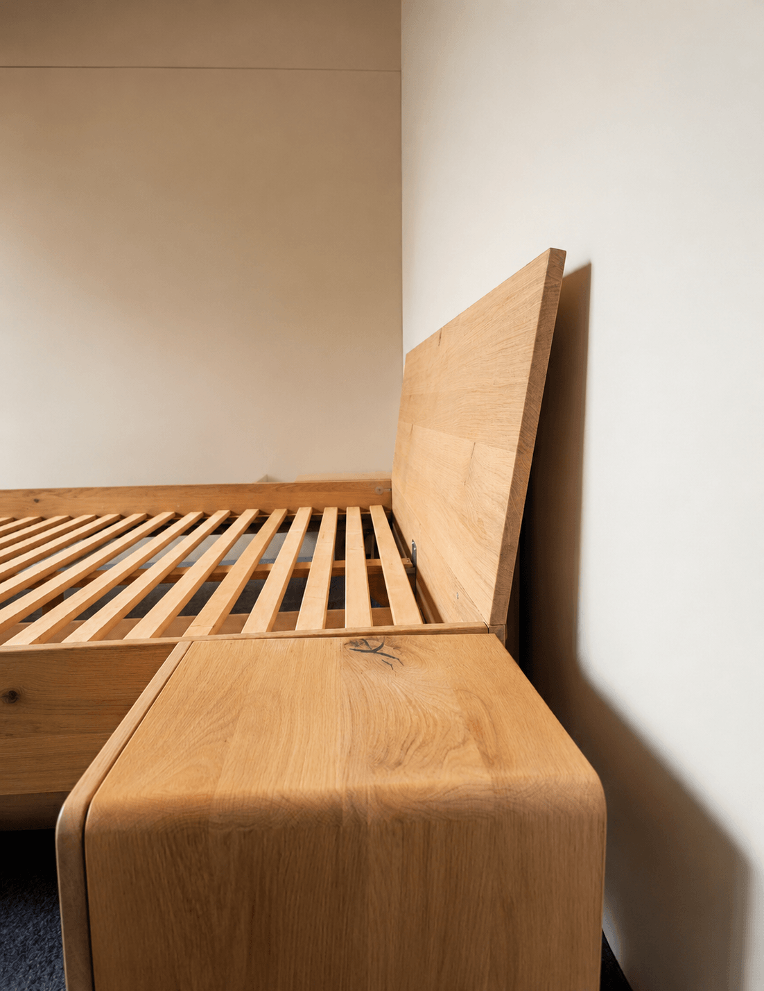 LOMA – Schwebebett aus Massivholz mit zeitlosem Design – Bild 3